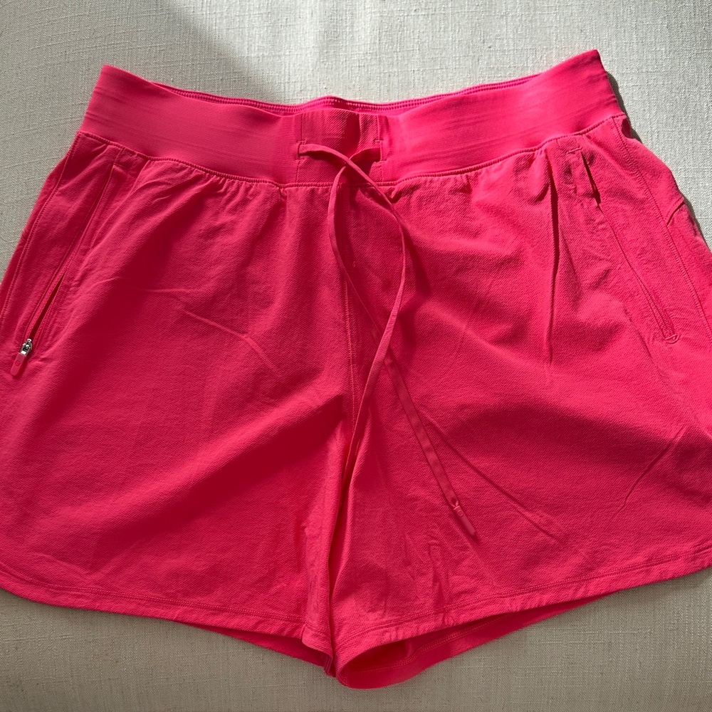 Lululemon License to Train 4” short size 8 Lipgloss